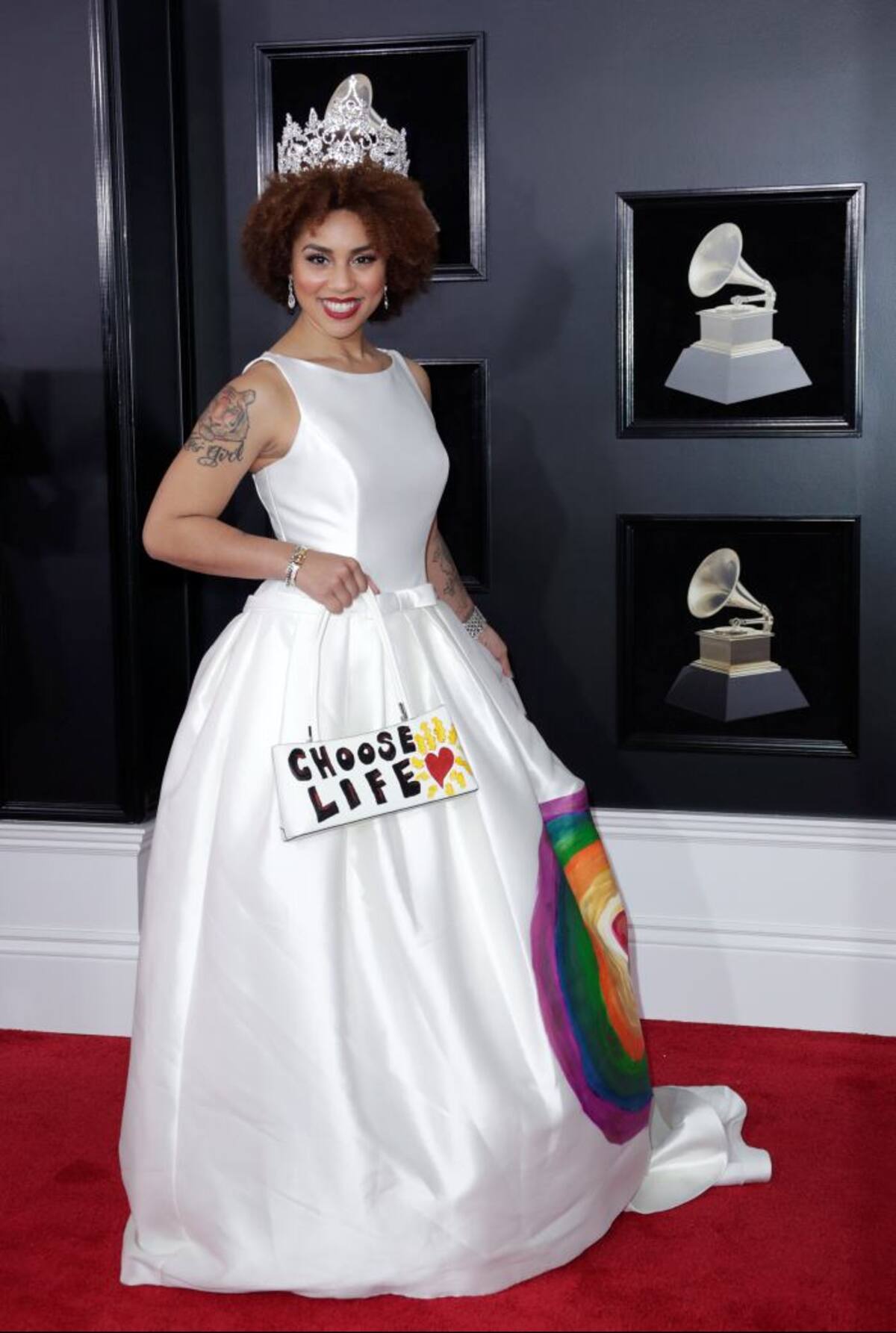 Joy Villa. Aunque el vestido venía junto a un mensaje antiaborto, no gustó mucho entre los seguidores. EFE