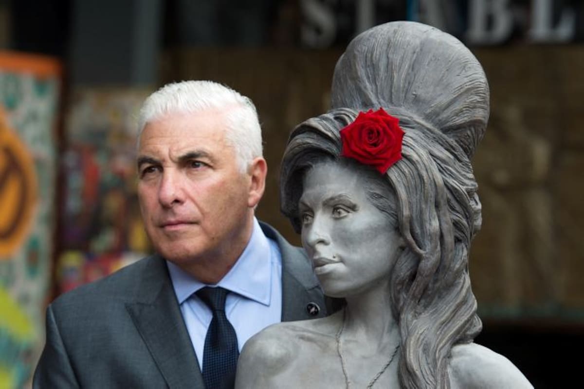 Mitch Winehouse, el padre de la fallecida cantante, junto a la estatua. AP Tim Ireland