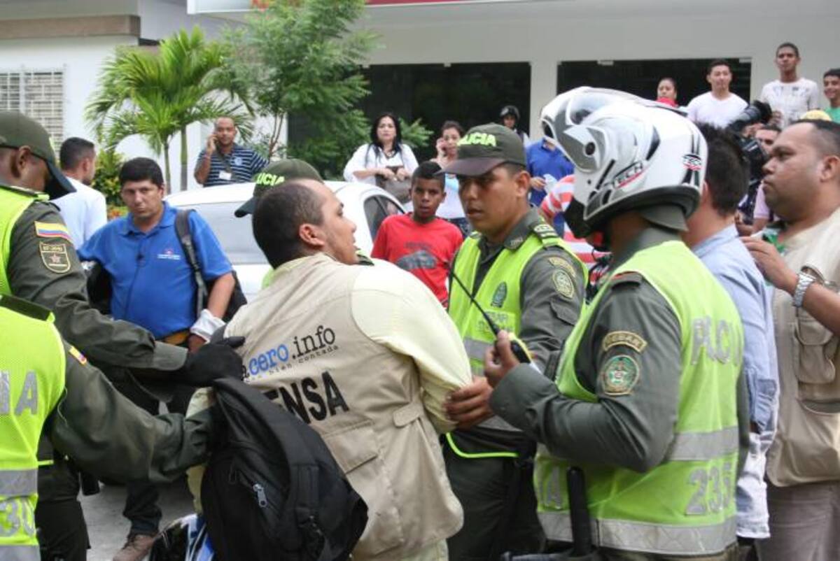 Ronald Avellaneda, periodista de Zonacero.info, fue aprehendido por los patrulleros y llevado a la URI de la Fiscalía en Barranquilla. HUMBERTO HERRERA