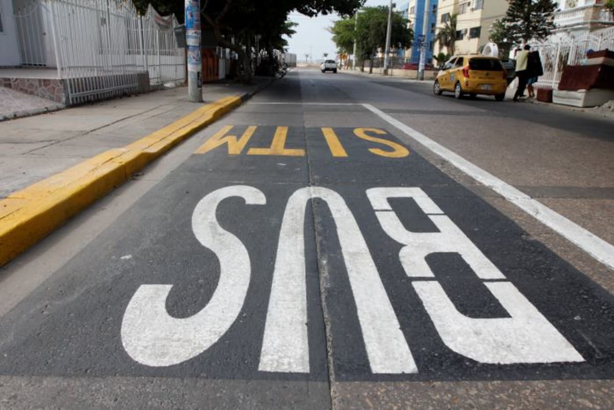 Señalizaciones de paraderos de alimentadores en la calle 70 de Crespo. //Foto Julio Castaño-El Universal.