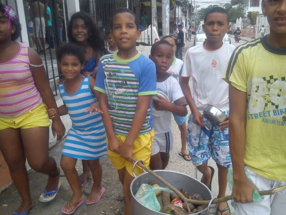 Contentos se ven los niños cuando al rescatar las tradiciones también recogen comida para hacer el sancocho. ÓSCAR DÍAZ- EL UNIVERSAL