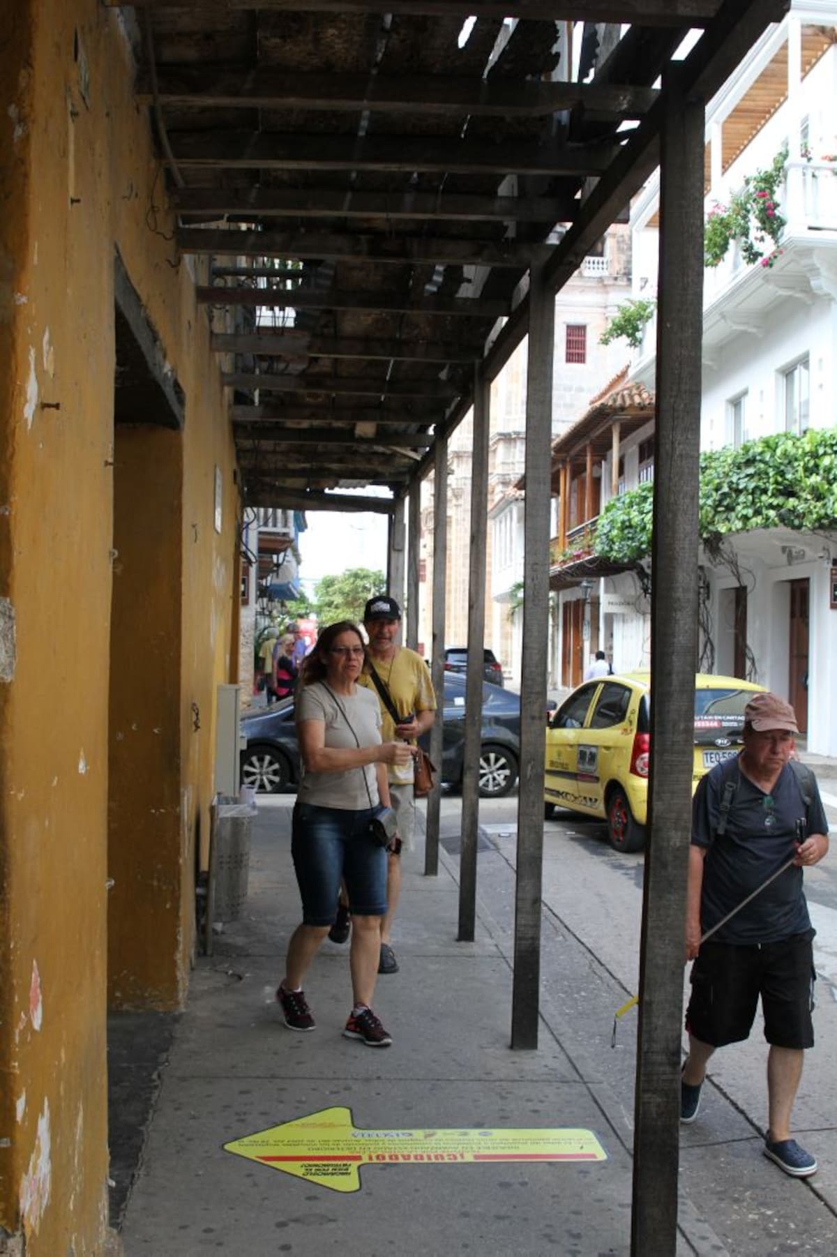 Con una flecha amarilla de prevención se le indica al ciudadano que el inmueble por el que cruza está en deterioro Oscar Díaz.