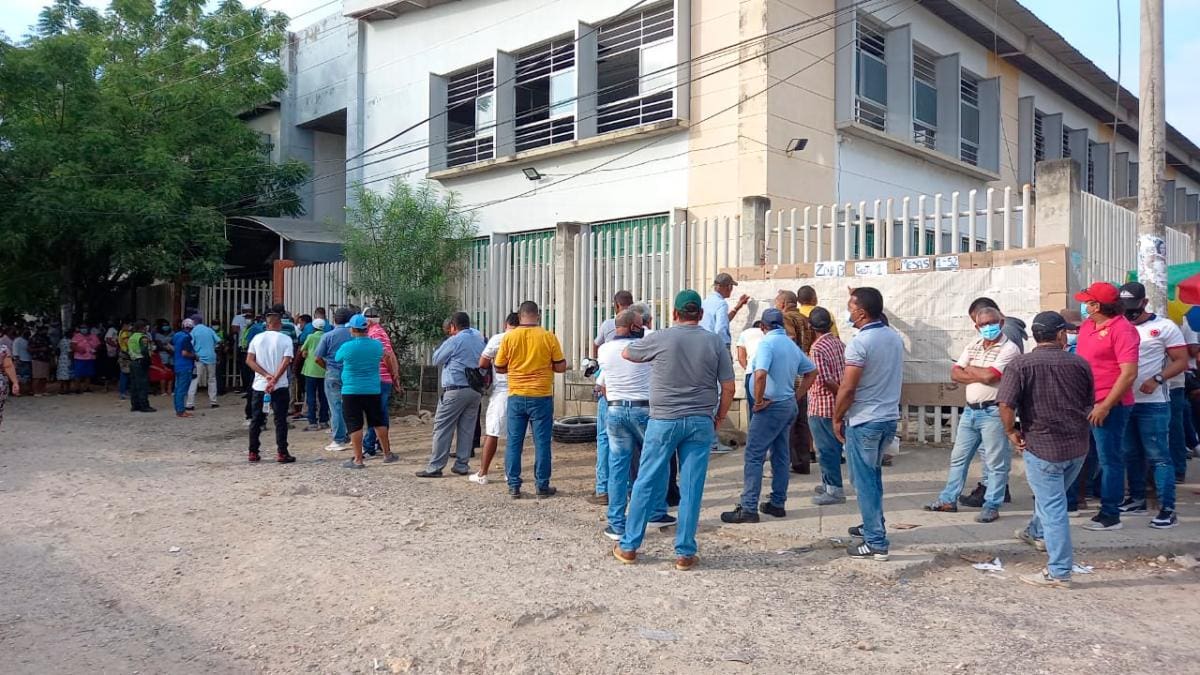 Personas hacen fila para ingresar al puesto de votación en la IE Camilo Torres. //Julio Castaño- El Universal.