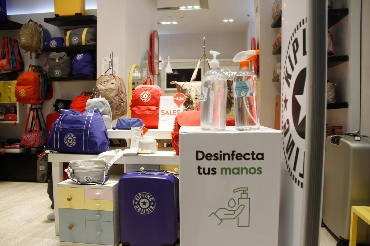 Espacios para desinfectar las manos en Mallplaza.//Foto: Luis Eduardo Herrán - El Universal.