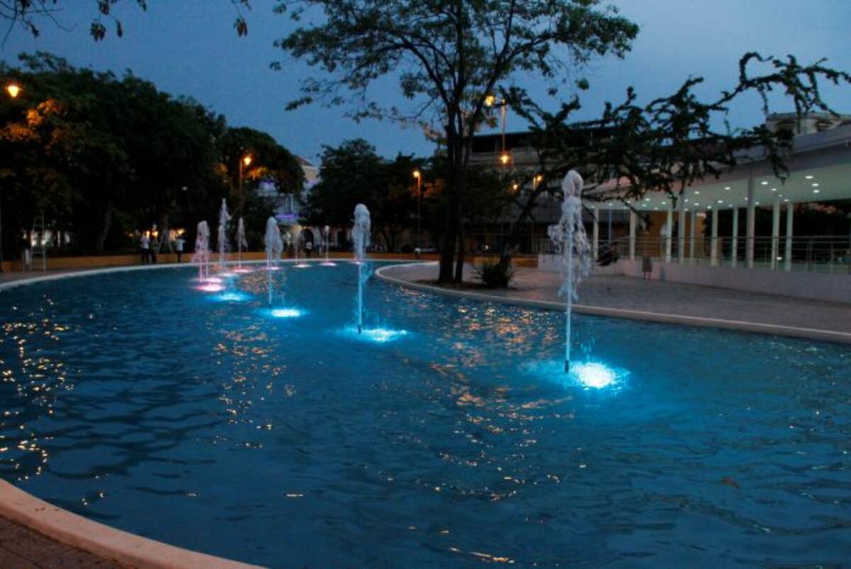 Una fuente con 12 chorros y luces led llamó la atención. Zenia Valdelamar