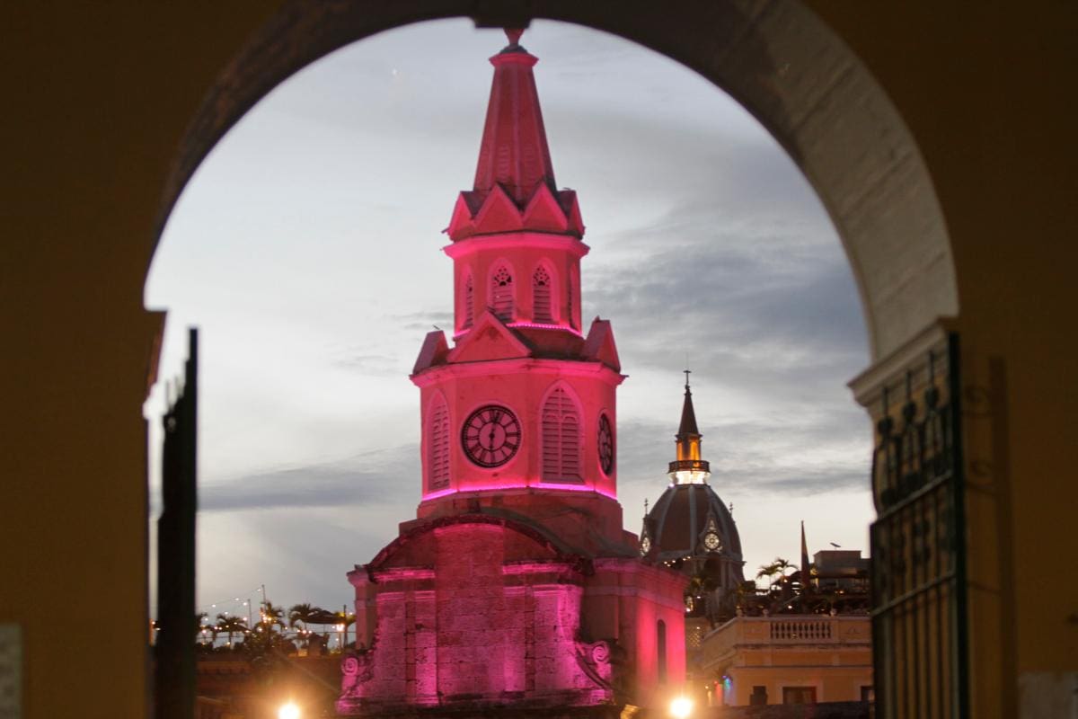 Torre del Reloj se viste de rosa en apoyo a la lucha contra el cáncer de mama