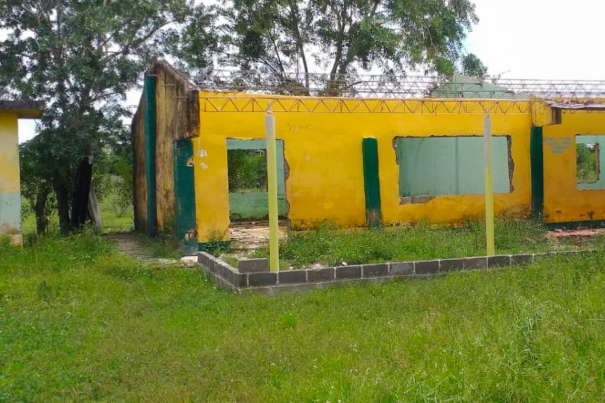 Estudiantes protestan por obras inconclusas en dos colegios de Bolívar