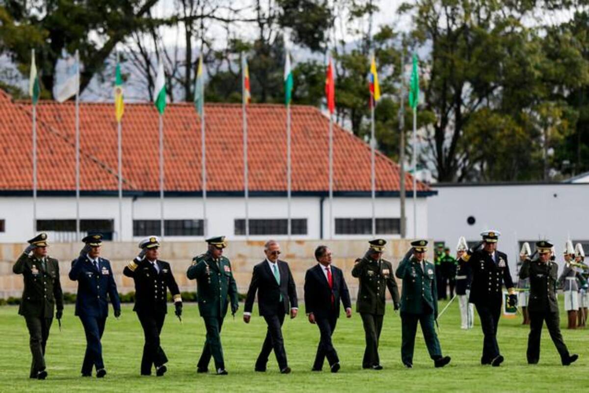 El presidente Gustavo Petro y el ministro de defensa, Iván Velázquez, presidieron la transmisión de mando de la Policía General de la Nación. //Colprensa