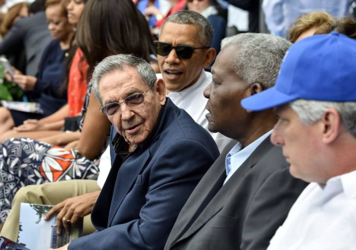 Obama ingresó al Estadio Latinoamericano con gafas de sol y mangas de camisa en medio de aplausos de los 55.000 asistentes al partido amistoso. AFP NICHOLAS KAMM