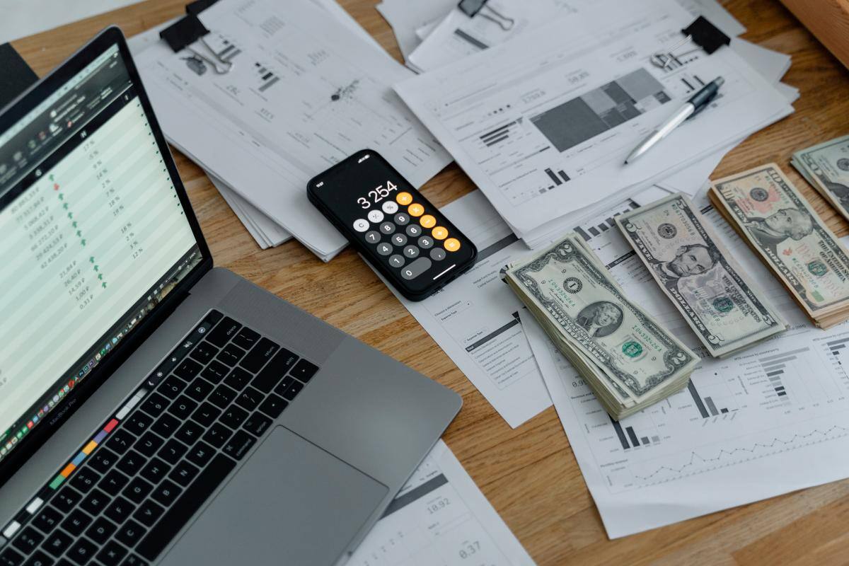 Así cerró el dólar el lunes 17 de abril de 2023 en Colombia