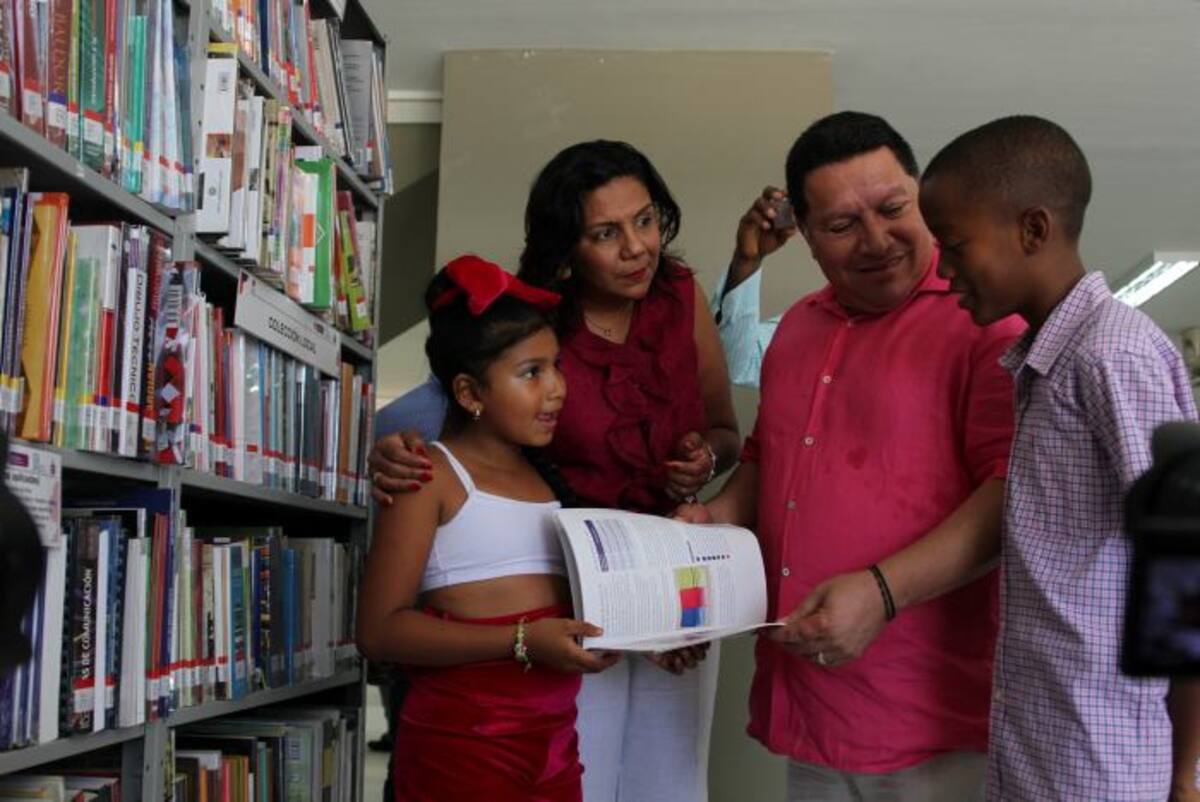 El alcalde Manolo Duque escuchó a los niños, quienes le explicaron su alegría por la obra. Oscar Diaz/ El Universal