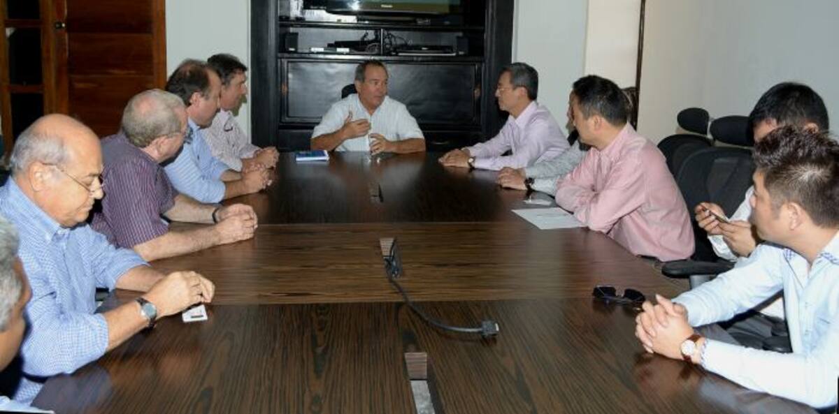 La reunión entre el alcalde Otero Gerdts y los empresarios chinos se llevó a cabo en la Alcaldía. CORTESIA