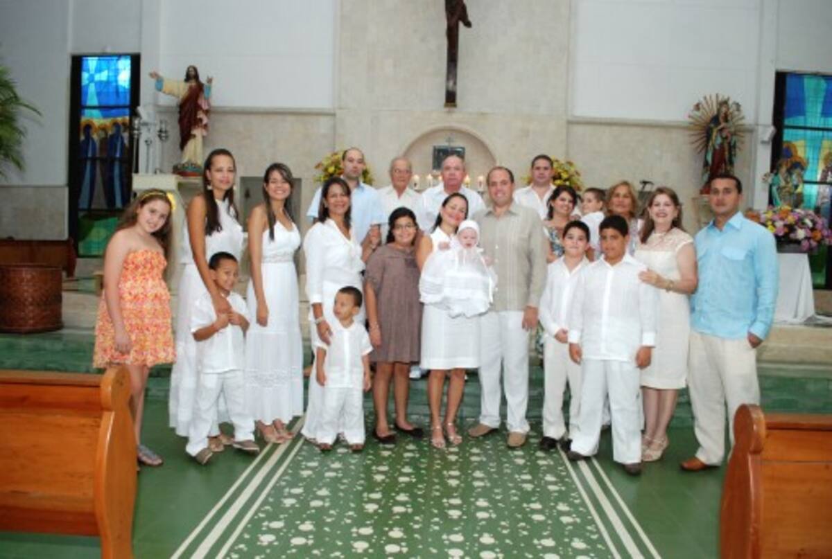La foto familiar. De izquerda a derecha: María Luisa Emilliani, Ana Isabel Villanueva, Milena Villanueva, Sacramento Cárcamo, José Pinzón, Antonio Pinzón, Raimundo De La Espriella, Raimundo Jr De La Espriella, Pilar Franco, Rafael Palacio, Martha Delvalle, Beatriz Delvalle, Alfredo Cerra, Juan Manuel Cerra, Tomás Cerra, Sara Sofía De La Espriella, Lilian Villanueva, Juliana De La Espriella, Mauricio De La Espriella, Sebastian De La Espriella y Mauricio Jr De La Espriella.