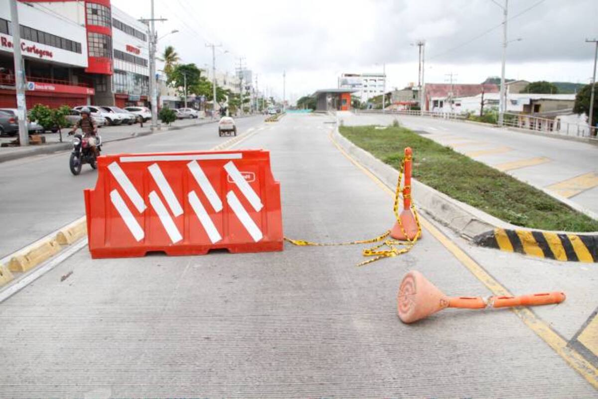 El semáforo y los arreglos que se realizan en Los Cuatro Vientos dificulta el paso de vehículos por el sector. Se espera que la movilidad en la zona se normalice a partir de mañana. ÓSCAR DÍAZ ACOSTA - EL UNIVERSAL