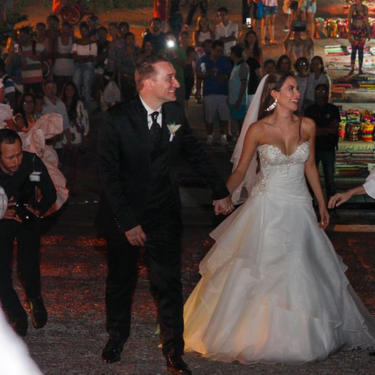Los recién casados, camino a la recepción. NAYIB GAVIRIA