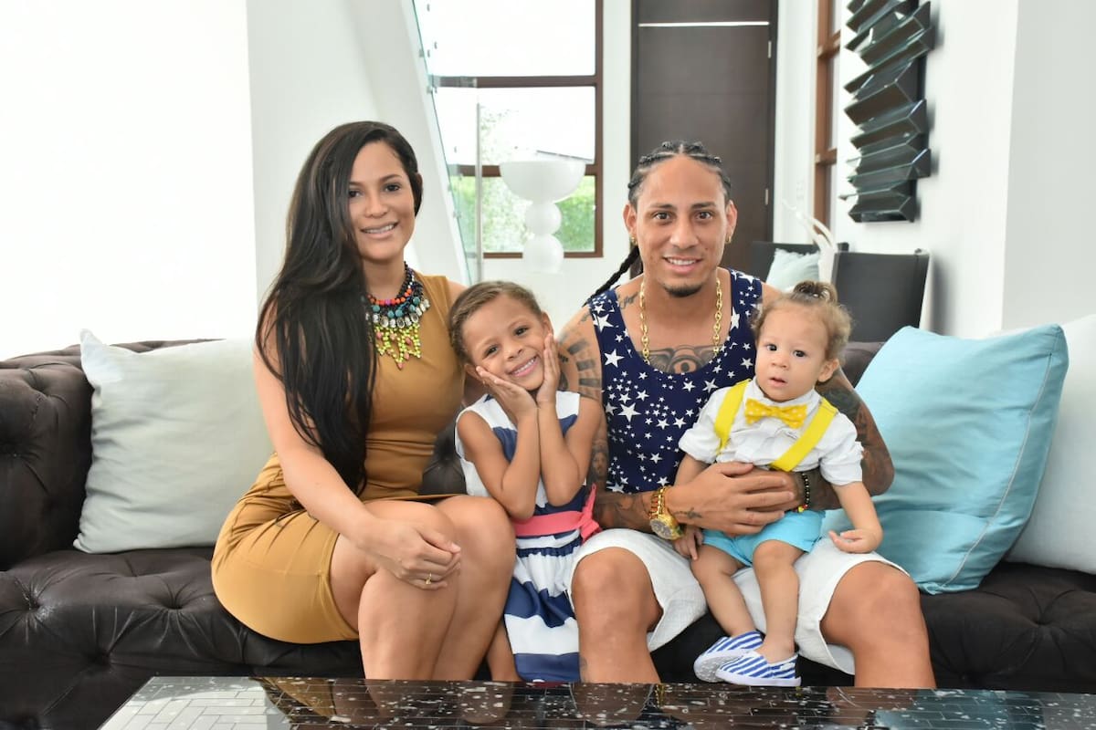 Con su familia, que lo es todo para él. Su esposa Vanessa Arias y sus hijos Shanty y Josua. Le apuesta a brillar nuevamente, tiene mucho fútbol que dar todavía.