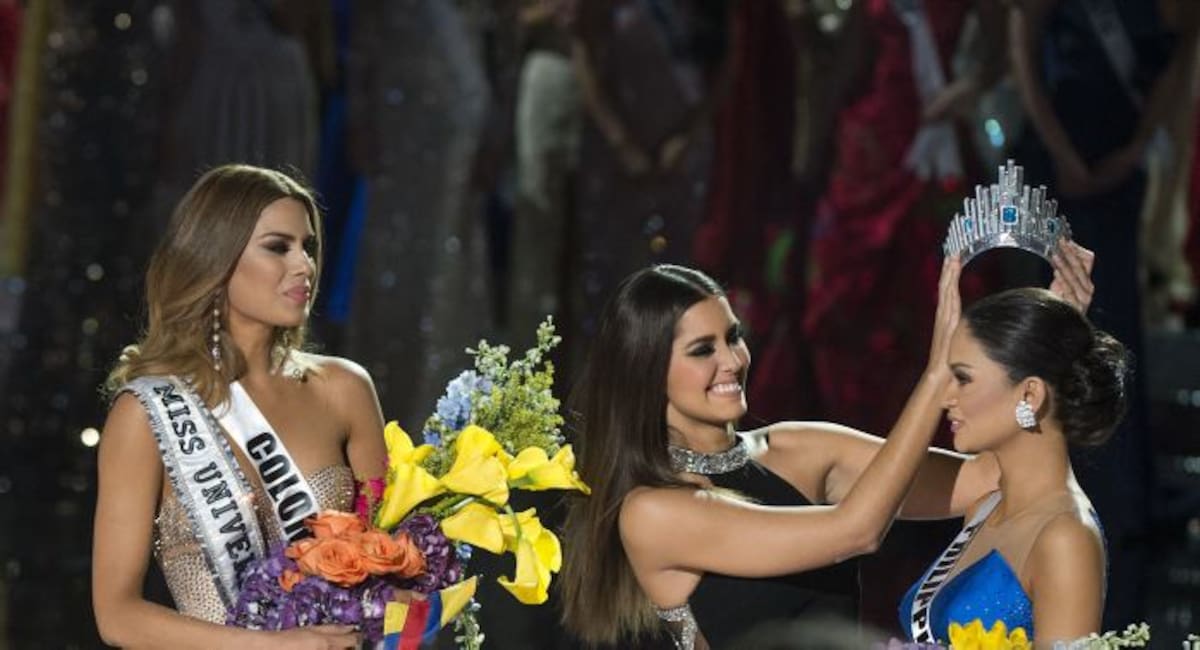 Paulina Vega Dieppa le quitó la corona a Ariadna para entregársela a Miss Filipinas. AFP VALERIE MACON