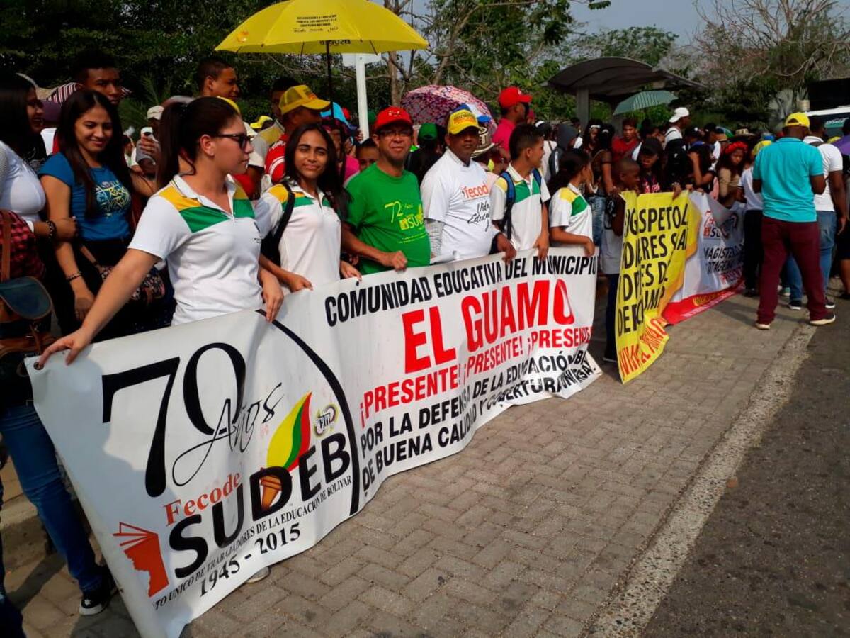 Maestros de Bolívar se manifiestan durante el paro de 48 horas. // JULIO CASTAÑO