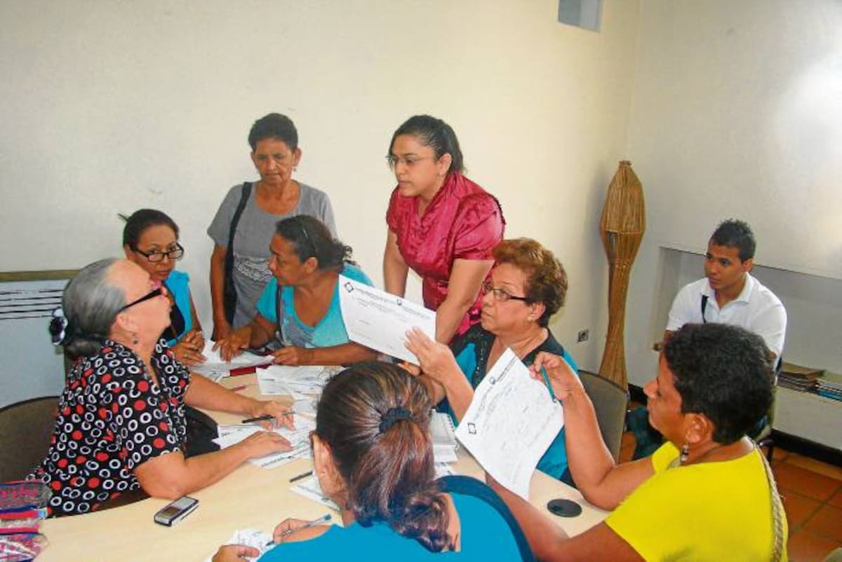 La Directora de Turismo y Artesanías de la Gobernación, Luz Amparo Salcedo escucha a una parte del gremio artesanal del departamento.