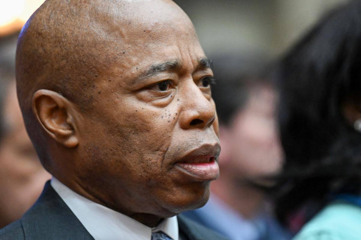 Acusan al alcalde de Nueva York de agredir sexualmente a una mujer