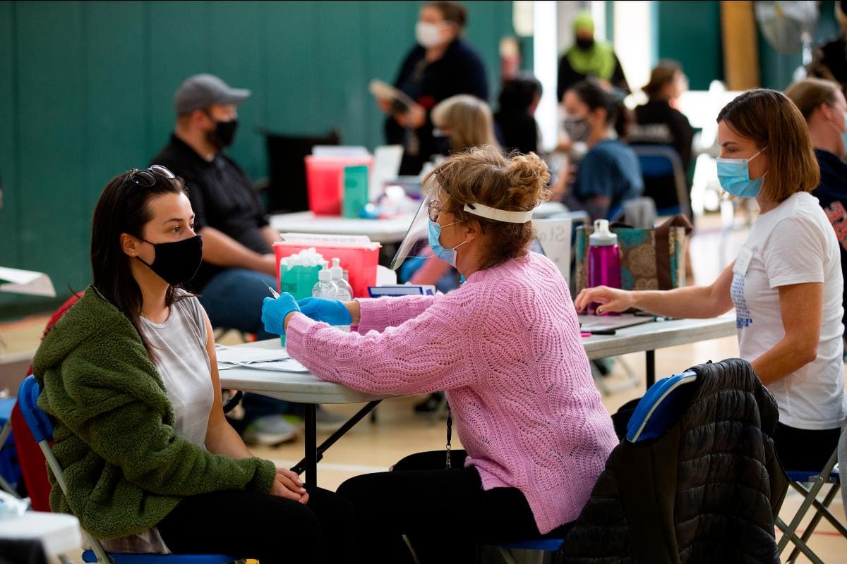 ¿Los vacunados pueden transmitir el COVID-19?
