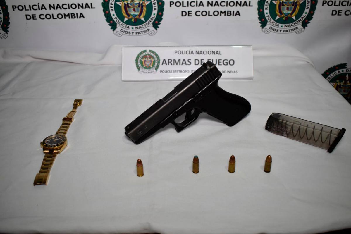 Al asaltante herido le incautaron una pistola automática marca Glock, con un proveedor. //CORTESÍA