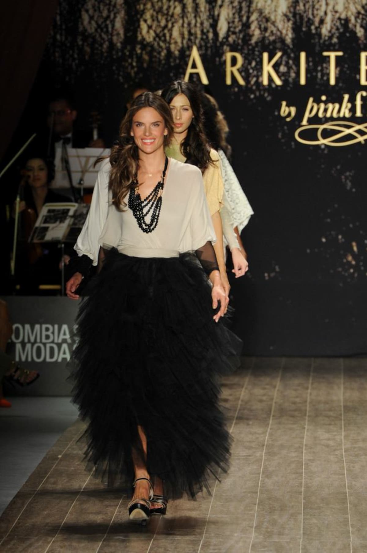 Los vestidos del desfile eran tanto largos como cortos. CORTESÍA COLOMBIAMODA