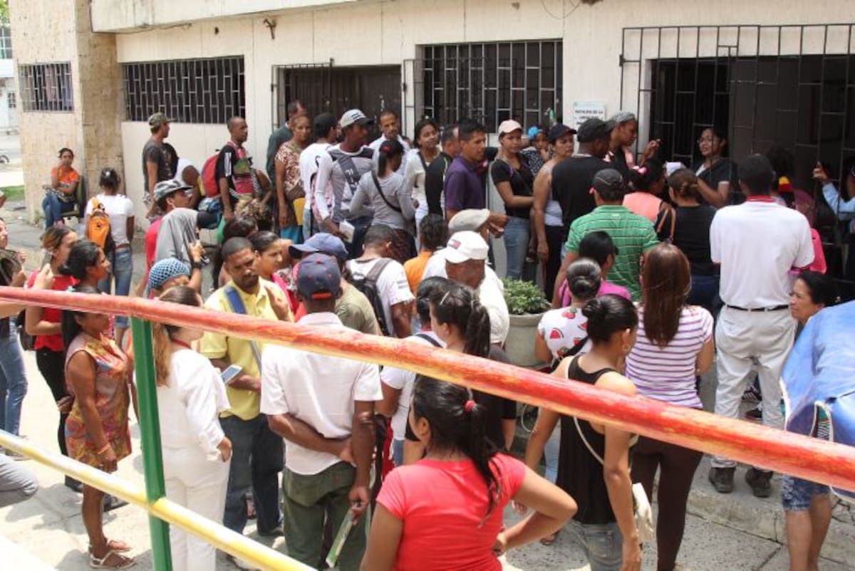 Venezolanos que esperan turno en el puesto habilitado en la Biblioteca Jorge Artel. Kailline Giraldo.