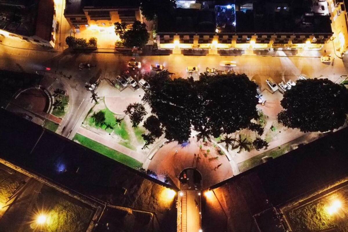 ¡Buena esa! Le instalaron el alumbrado público a la Plaza de la Artillería
