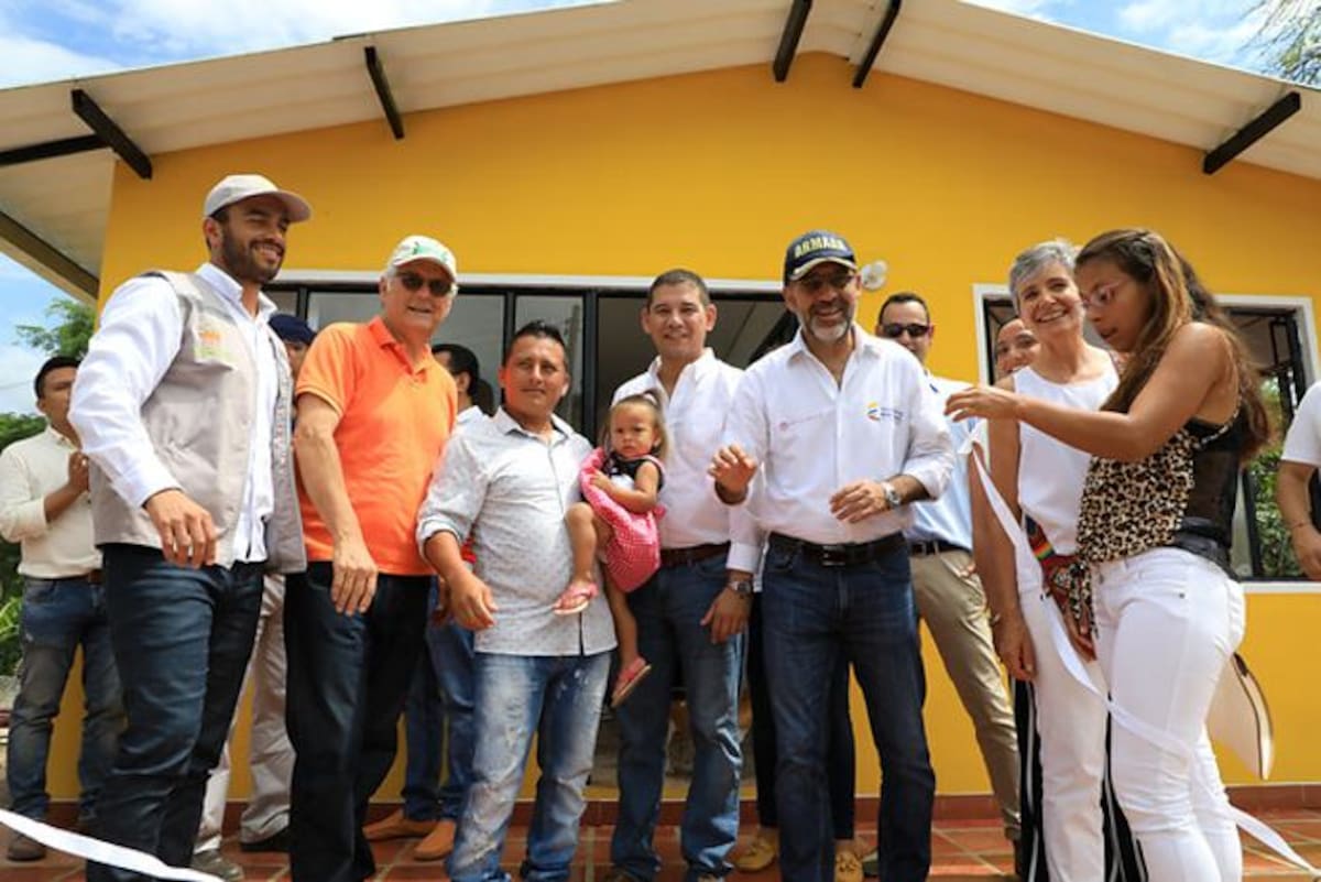 El ministro de Vivienda, Camilo Sánchez Ortega, durante la entrega de 25 casas en Anapoima (Cundinamarca) Colprensa