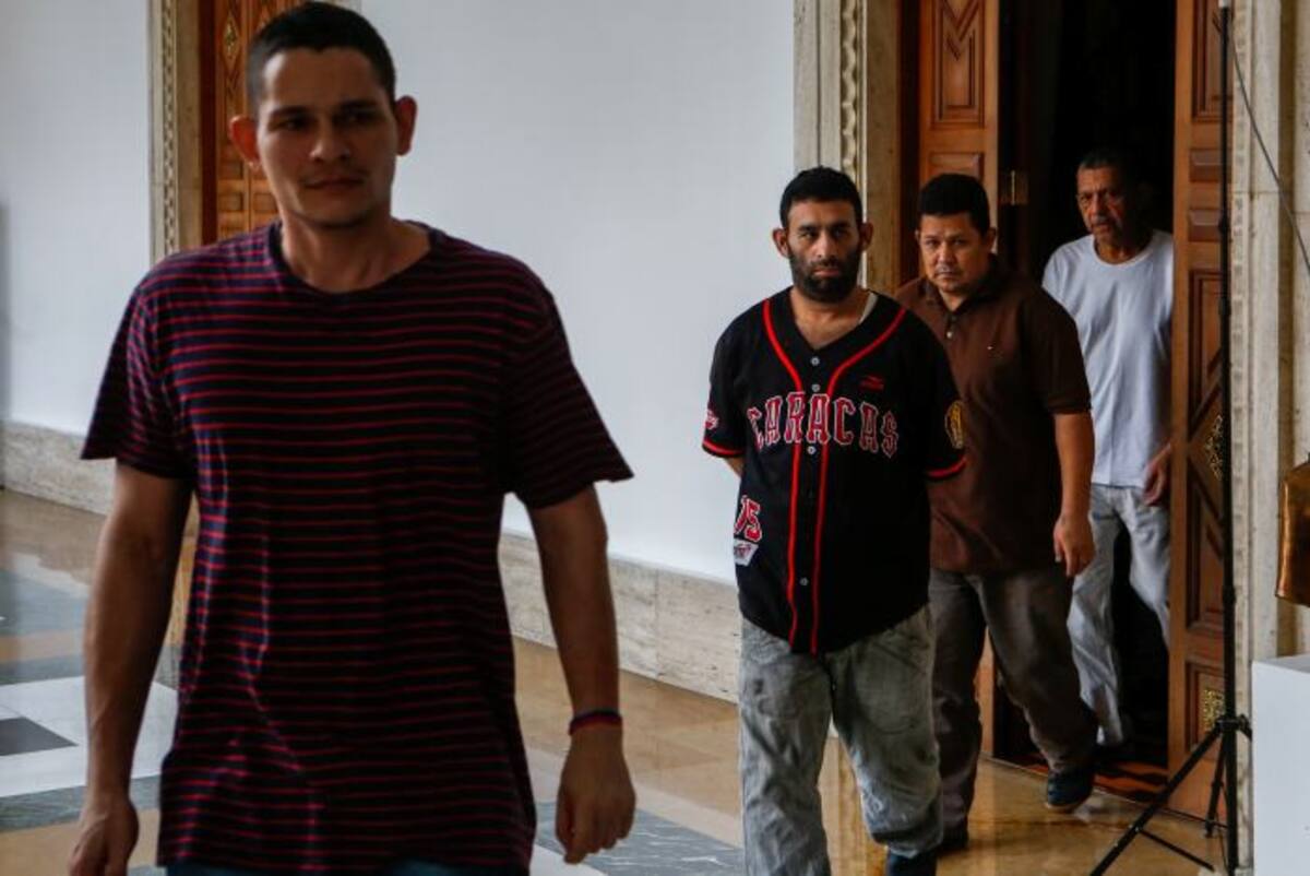 Un grupo de detenidos por "delitos políticos" caminan durante una reunión previa a su liberación. EFE