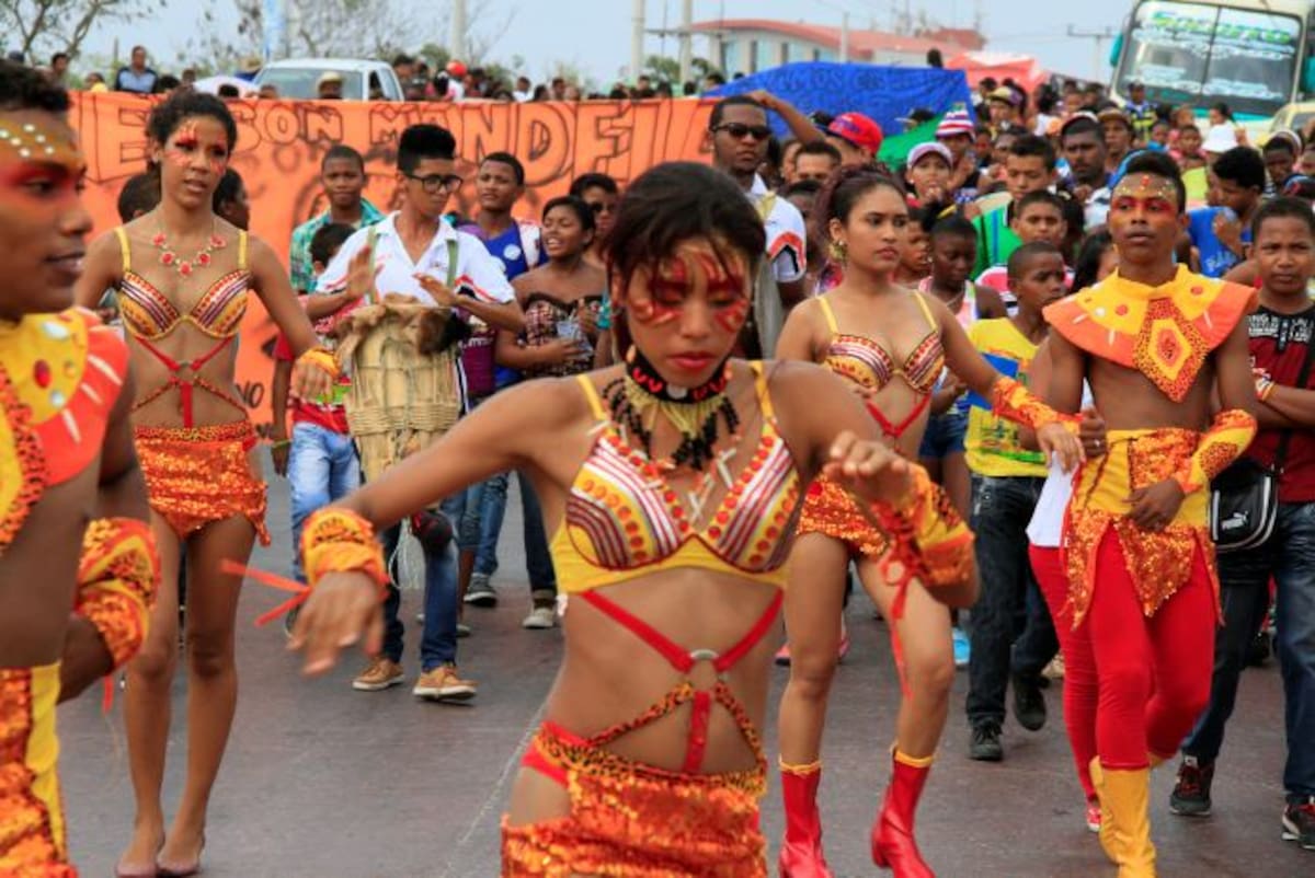 Las danzas folclóricas estuvieron presentes en la marcha. ZENIA VALDELAMAR - EL UNIVERSAL
