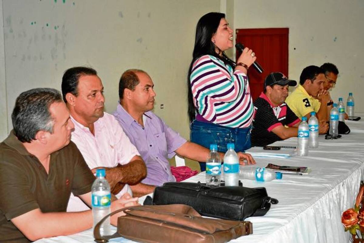 Siete diputados entre ellos los pertenecientes a la Comisión Primera de la Asamblea, presidida por Sandra Pestana, escucharon atentos los aportes que representantes de municipios del San Jorge hicieron al Plan de Desarrollo Departamental.
