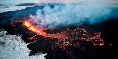 Video: Erupción de volcan amenaza a Grindavik, generando evacuaciones en la ciudad