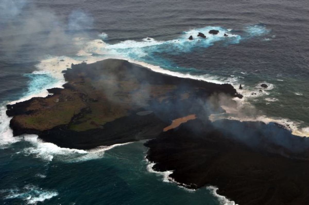 La nueva isla junto a la isla Nishinoshima. AFP JAPAN COAST GUARD