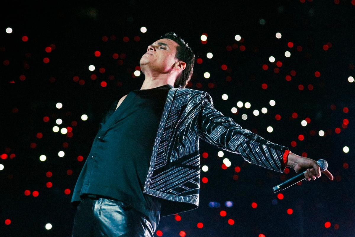 El cantante colombiano Silvestre Dangond durante su concierto en Bogotá. //Fotos: EFE y redes sociales.