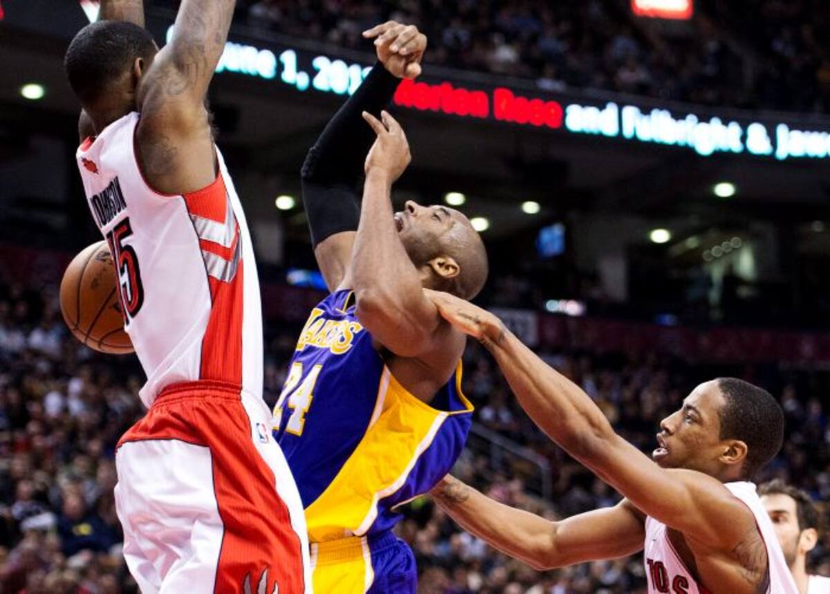 Los Lakers caen en Toronto y siguen mal de visita. AP