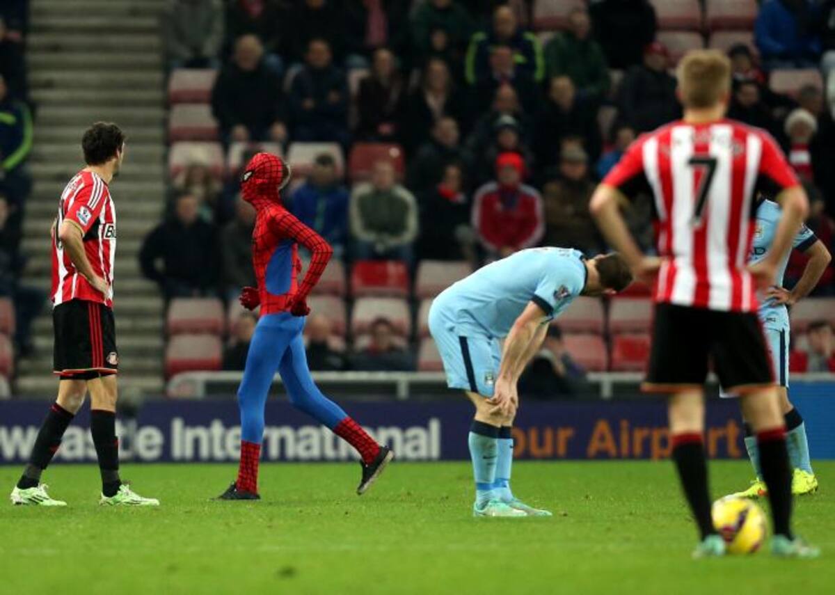 Spiderman invadió la cancha en partido de Manchester City. AP Scott Heppell