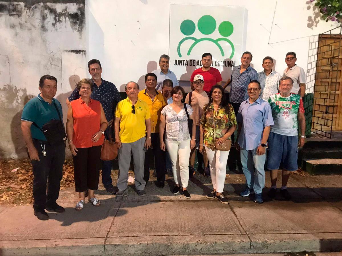 Líderes sociales de distintos barrios reunidos para concretar el apagón que harán. //Foto: Cortesía