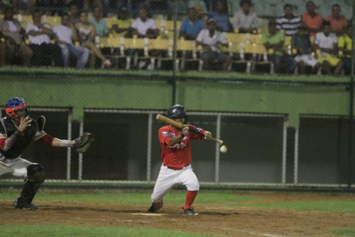 John de Aguas, de Villanuva, conecta la pelota en su turno al bate. Luis Aparicio-el Universal
