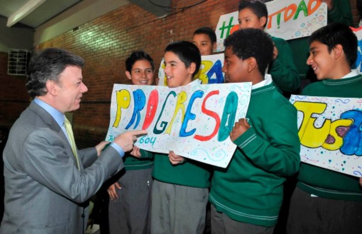 El Presidente Santos, al sancionar el Estatuto anticorrupción, instó a padres y educadores inculcar valores cívicos a los niños.. PRENSA PRESIDENCIA