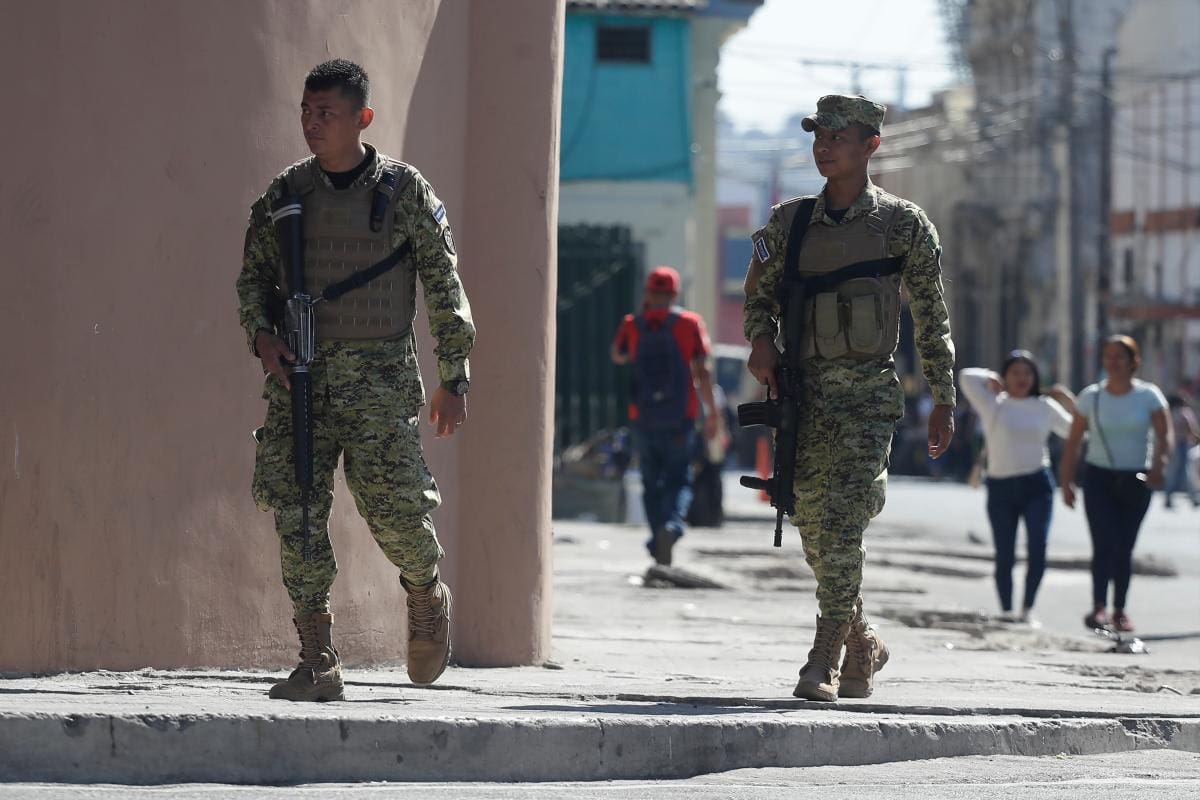 Militares vigilan las calles en San Salvador (El Salvador). // EFE/Rodrigo Sura