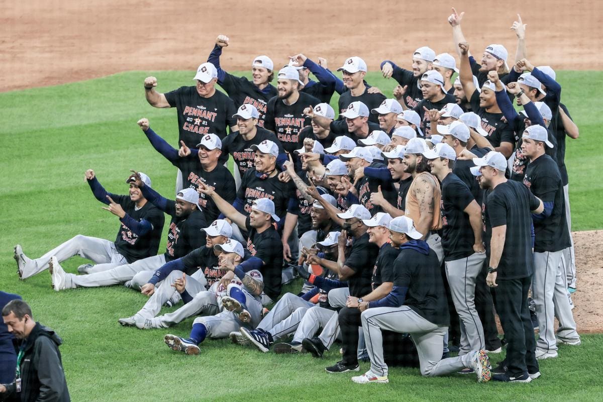 Los Astros brillan en Chicago y se instalan en la final