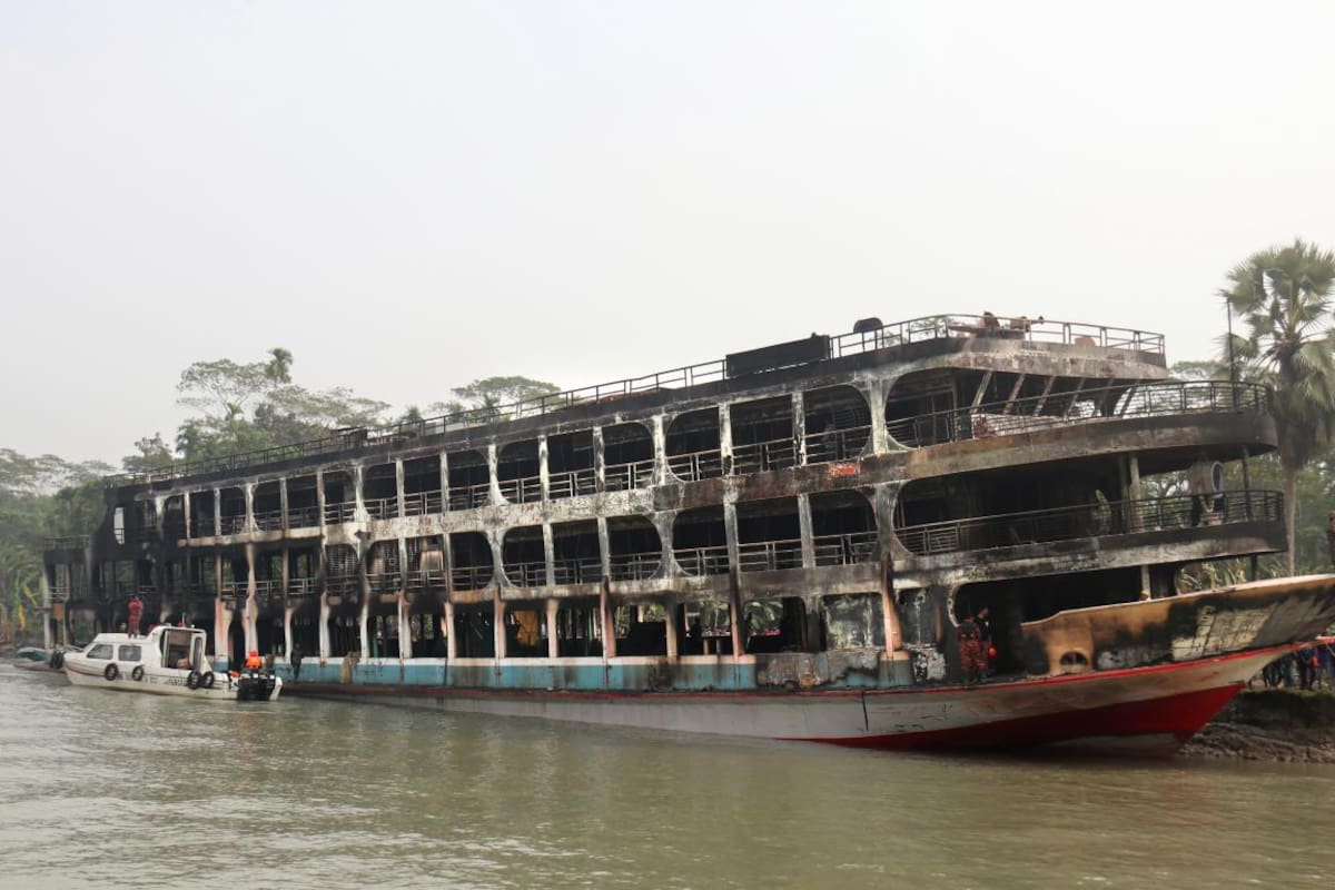 Al menos 39 muertos en un incendio en un barco en Bangladesh