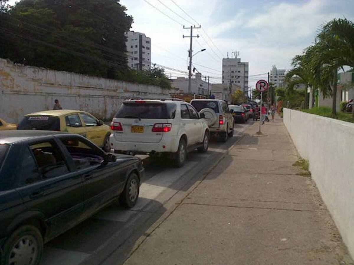 Las filas de carros son bastante extensas debido a que los carros se encuentran represados al no poder tomar el puente Román. CORTESÍA