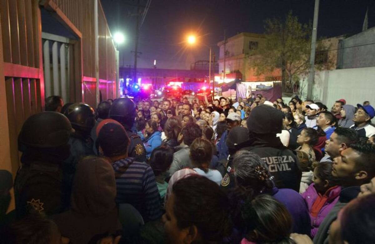 La policía antimotines y ambulancias se desplegaron en la cárcel Topo Chico, de cuyas instalaciones salía humo. Foto: AFP