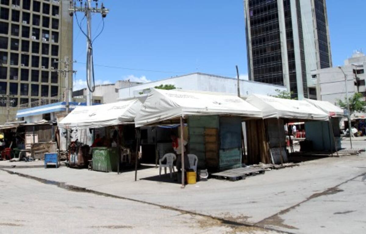 Doce cocineras de la Plazoleta Olímpica se oponen a retirarse del espacio público y piden al Distrito que les permita seguir con su actividad allí, pero de forma organizada. AROLDO MESTRE - EL UNIVERSAL