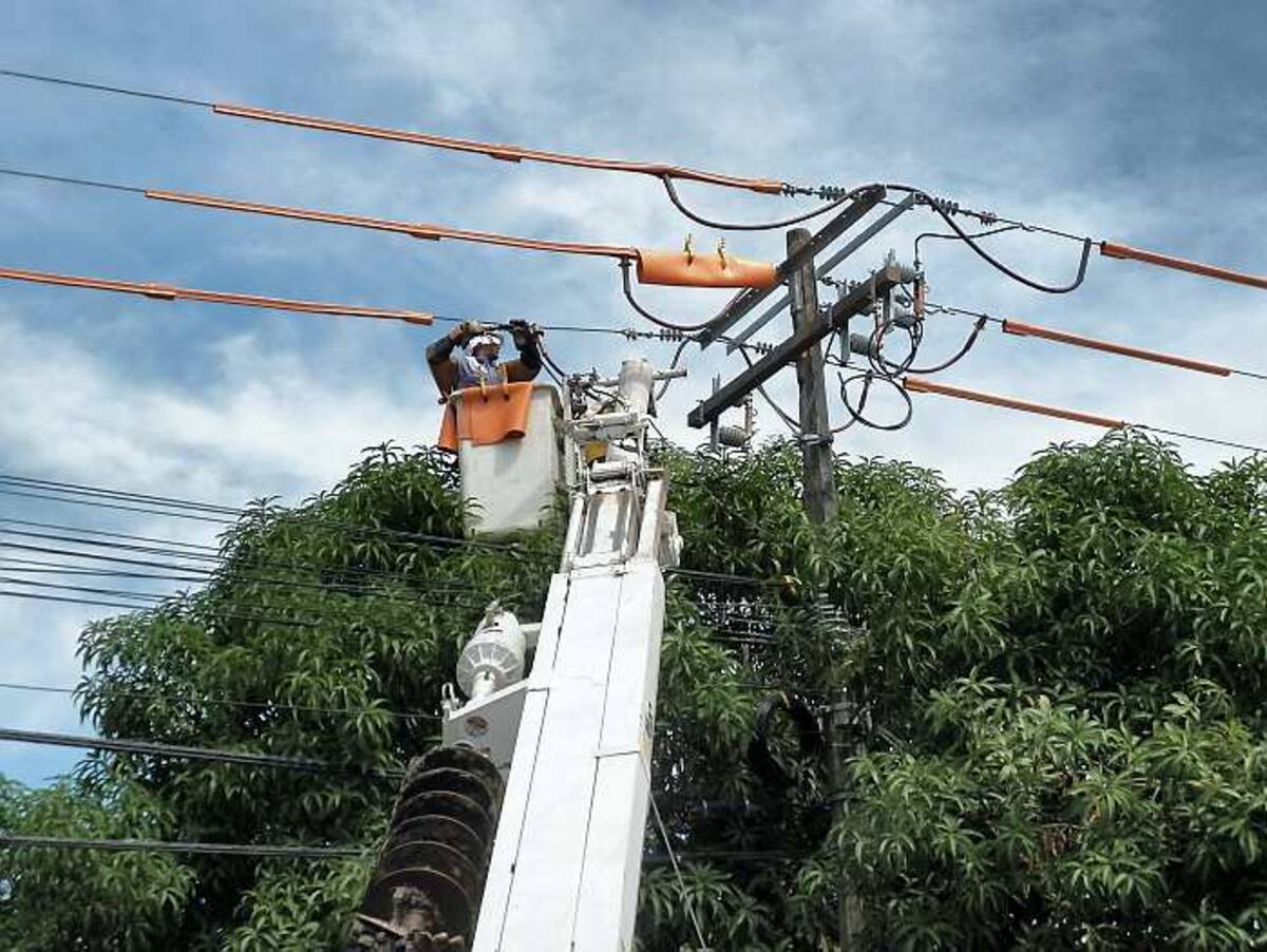 Cuadrillas realizan trabajos sin suspender energía.