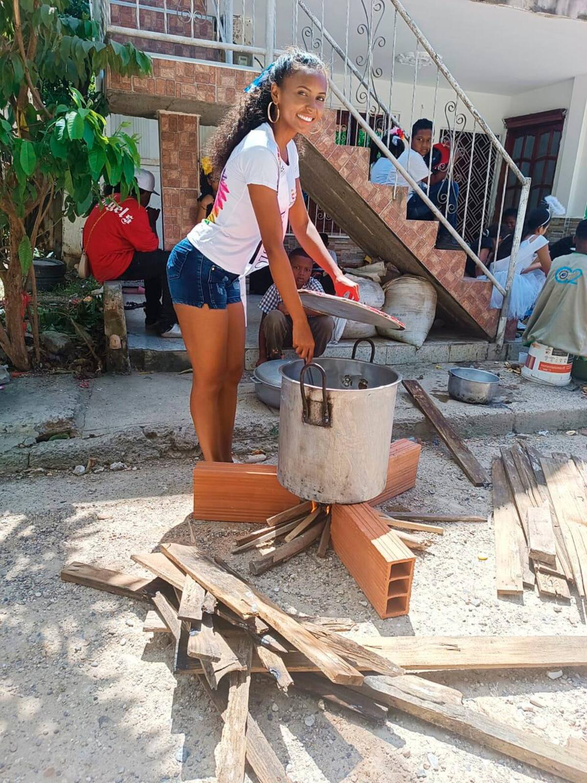 María José Paternina, candidata del barrio El Pozón, durante la preparación del sancocho. // Foto: cortesía.