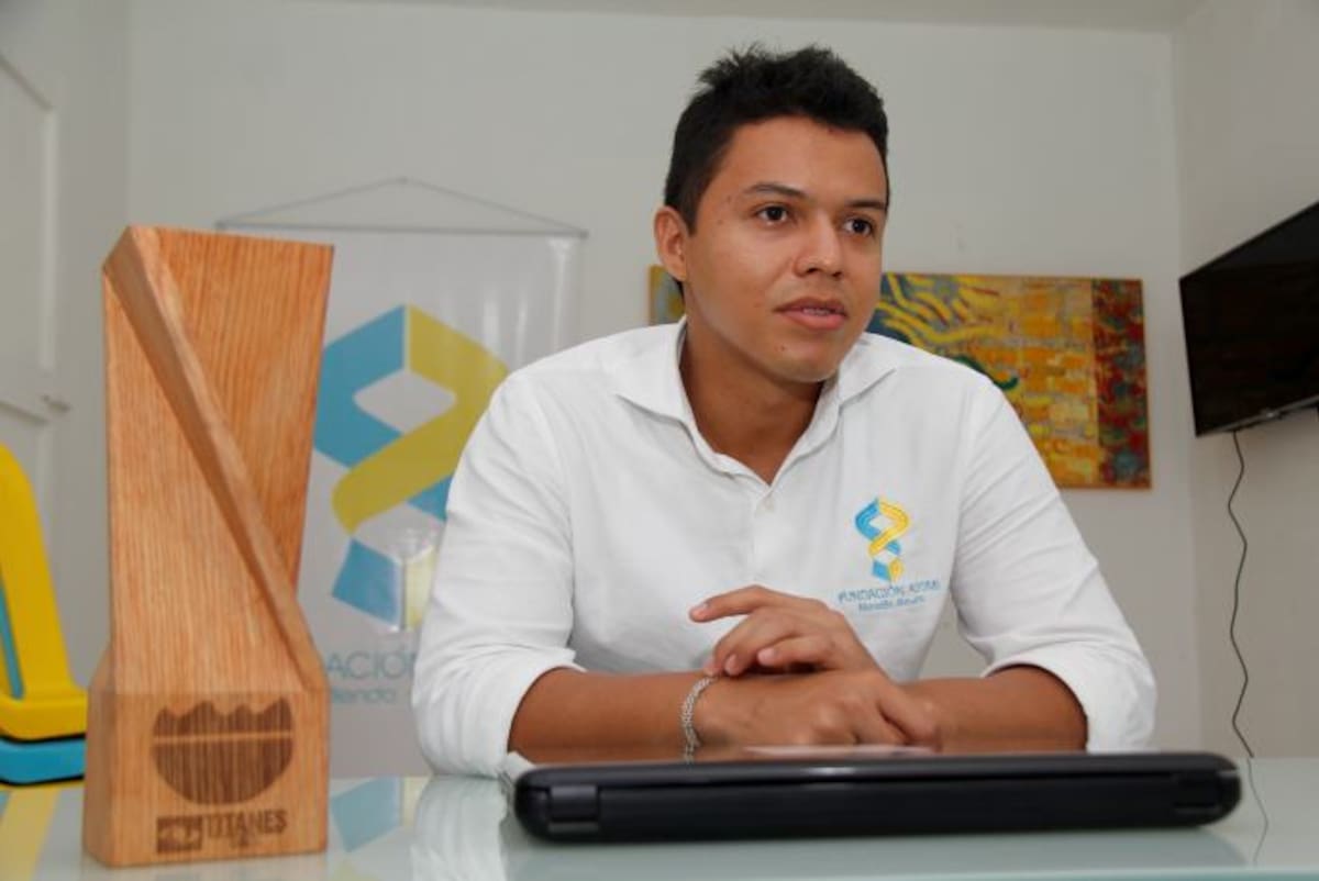 De 25 años, este emprendedor vive de Baraka Accesorios, una empresa que formó al lado de su novia Sandra Schmalbach hace varios años. KAILLINE GIRALDO